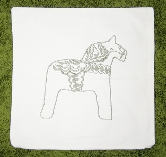 [６０％OFF 定価 2678円 B級品] Gripsholm(グリプスフォルム)ダーラナホース NEWデザインクッションカバー ホワイト＆グレーホース 刺繍 写真4