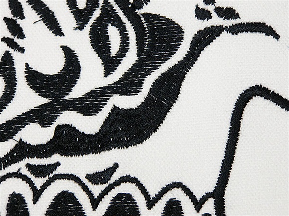 [６０％OFF 定価 2678円 B級品] Gripsholm(グリプスフォルム)ダーラナホース NEWデザイン クッションカバー ホワイト＆ブラックホース 刺繍 写真3
