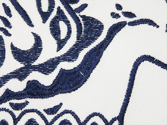 [６０％OFF 定価 2678円 B級品] Gripsholm(グリプスフォルム)ダーラナホース NEWデザイン クッションカバー ホワイト＆ネイビーブルーホース 刺繍 写真3