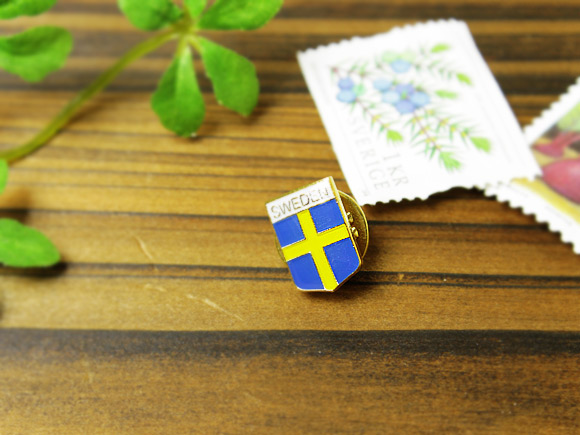 [５０％OFF 定価 600円 アウトレット]  スウェーデン国旗のミニピンバッジ SWEDENロゴ/北欧雑貨/スウェーデンフラッグ* 画像大1