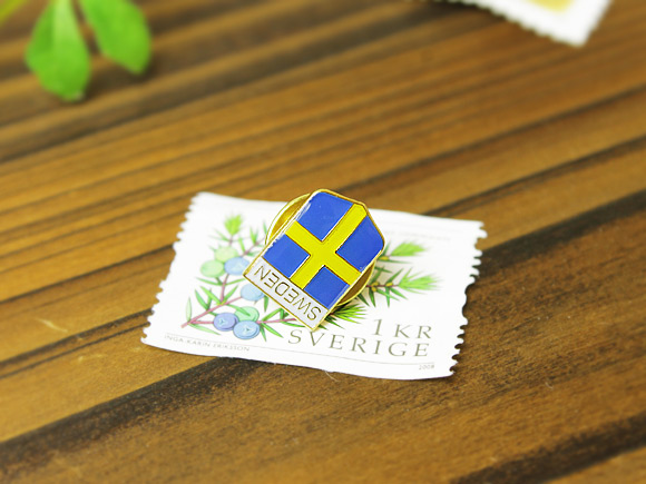 [５０％OFF 定価 600円 アウトレット]  スウェーデン国旗のミニピンバッジ SWEDENロゴ/北欧雑貨/スウェーデンフラッグ* 画像大2