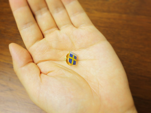 [５０％OFF 定価 600円 アウトレット]  スウェーデン国旗のミニピンバッジ SWEDENロゴ/北欧雑貨/スウェーデンフラッグ* 画像大5