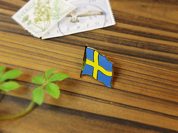 [５０％OFF 定価 600円 アウトレット]  スウェーデン国旗/フラッグのピンバッジ　ウェーブ* 画像大1