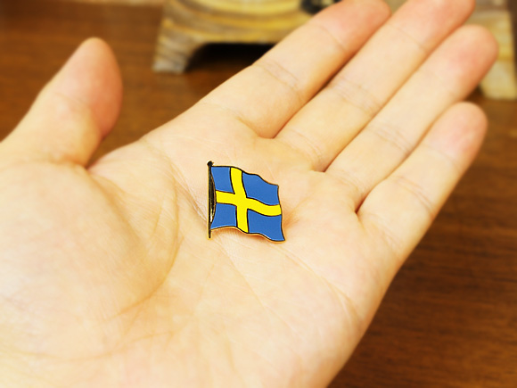 [５０％OFF 定価 600円 アウトレット]  スウェーデン国旗/フラッグのピンバッジ　ウェーブ* 画像大5