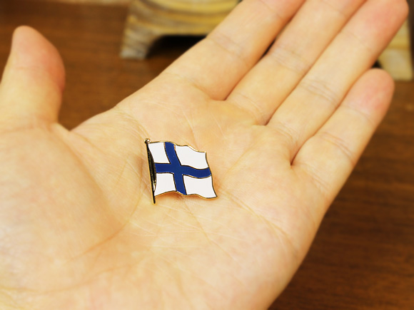 [５０％OFF 定価 600円 アウトレット]  北欧雑貨 フィンランド国旗/フラッグのピンバッジ　ウェーブ* 画像大5