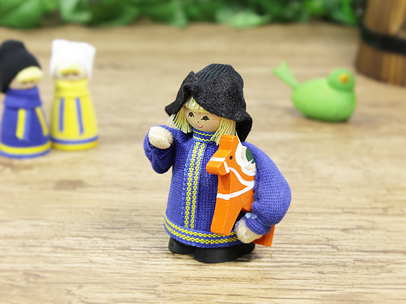 Butticki社製 北欧の人形 ダーラナホースと男の子 画像大1