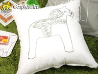 [６０％OFF 定価 2678円 B級品] Gripsholm(グリプスフォルム)ダーラナホース NEWデザインクッションカバー ホワイト＆グレーホース 刺繍
