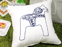 [６０％OFF 定価 2678円 B級品] Gripsholm(グリプスフォルム)ダーラナホース NEWデザイン クッションカバー ホワイト＆ネイビーブルーホース 刺繍