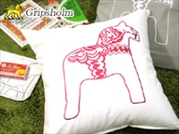 [６０％OFF 定価 2678円 B級品] Gripsholm(グリプスフォルム)ダーラナホース NEWデザイン クッションカバー ホワイト＆レッドホース 刺繍