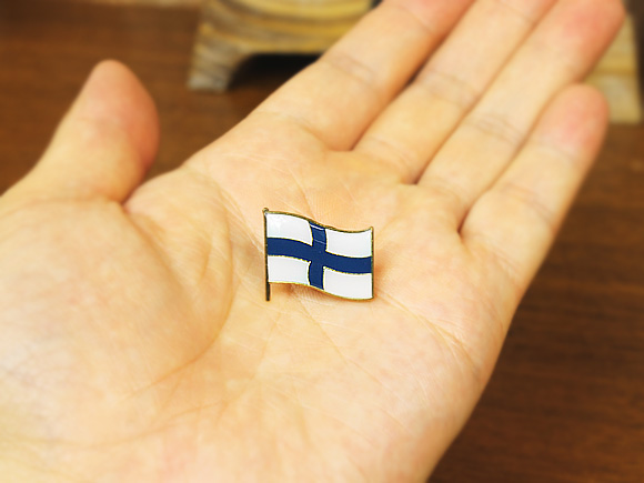 [５０％OFF 定価 600円 アウトレット] フィンランド国旗のミニピンバッジ 画像大5