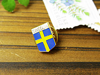 Nordic Souvenir / ノルディックスーベニア スウェーデン国旗のミニピンバッジ SWEDENロゴ/北欧雑貨/スウェーデンフラッグ
