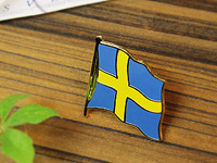 Nordic Souvenir / ノルディックスーベニア 北欧雑貨 スウェーデン国旗/フラッグのミニピンバッジ　ウェーブ