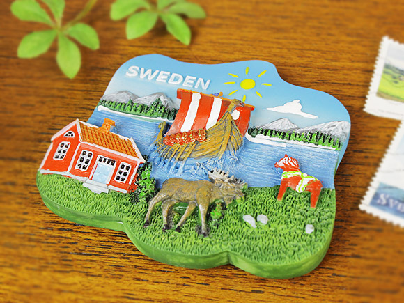 [５０％OFF 定価 1300円 アウトレットセール*]Nordic Souvenir / ノルディックスーベニア 北欧雑貨 スウェーデンの風景(ダーラナホース/ムース/バイキング/レッドコテージ)立体マグネット 画像大2