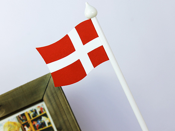 Larssons Tra（ラッセントレー）北欧インテリア雑貨 デンマーク国旗ウッドスタンド　Lサイズ 画像大1