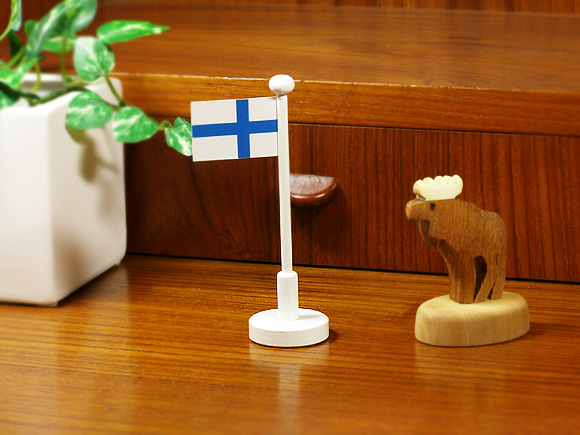 Larssons Tra（ラッセントレー）北欧インテリア雑貨 フィンランド 国旗ウッドスタンド Sサイズ 画像大2