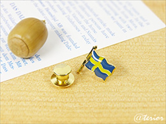 スウェーデン国旗のミニピンバッジ 写真2