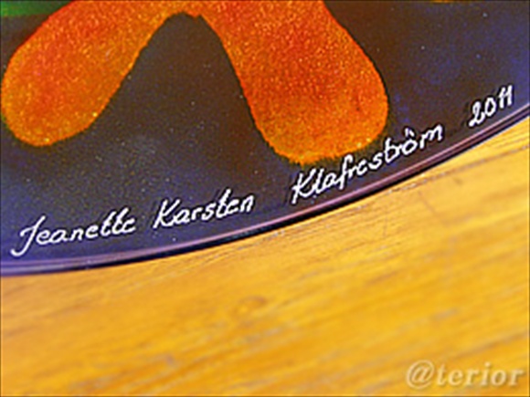 [４０％OFF 定価 19950円 在庫処分セール品] 北欧雑貨 スウェーデンのガラス絵皿(皿立て付き) ダーラナホースデザイン 37cm(KLAFRESTROM SWEDEN) 写真4