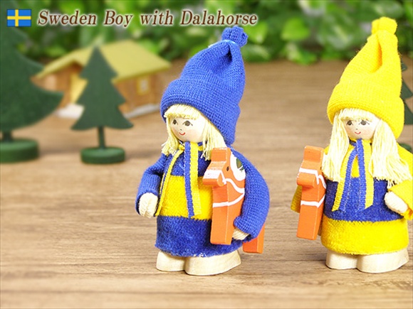 Butticki社製 北欧の人形 ニット帽の少年とダーラナホース 画像大1